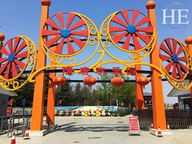 640x480-blog-julianne-china-adventure-part-1-amusement-park-gates