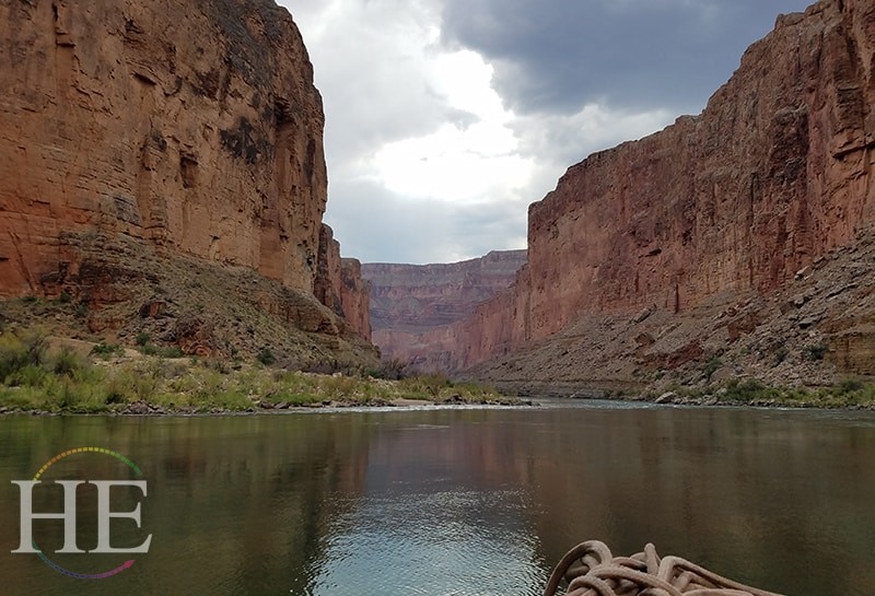 Splash-Gay-Grand-Canyon-Rafting-Adventure-Going-Down-River-Between-Two-Cliffs-With-Pretty-View